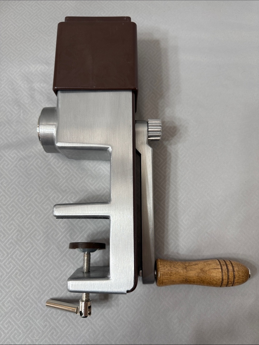 Vtg  Back to Basics Manual Hand Crank Wood Handle Grain Mill Grinder Model #555 - Picture 3 of 14